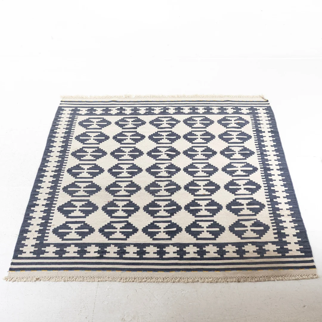 MATTA, rölakan ca 250 x 170 cm. — European Carpets & Textiles — Handelslagret Auktionsservice