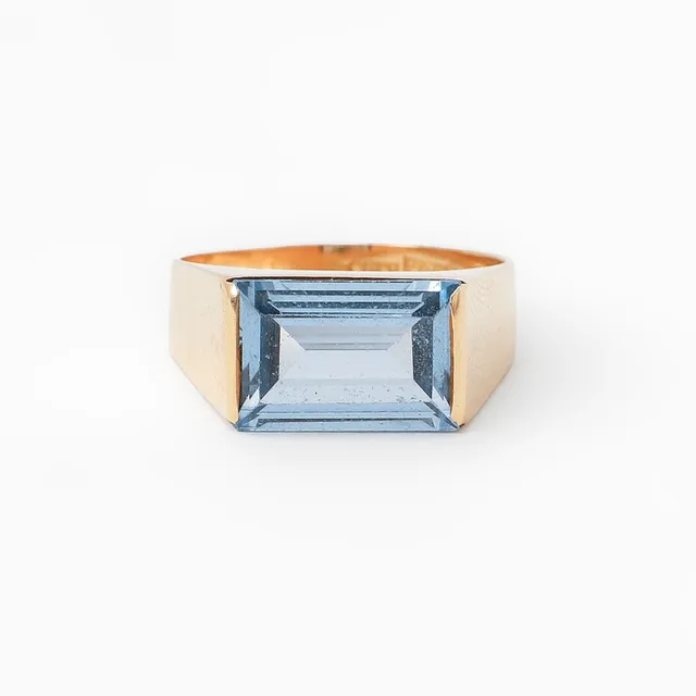 RING, 18k guld samt syntetisk spinell, 1963. Vikt 4.3 gram.