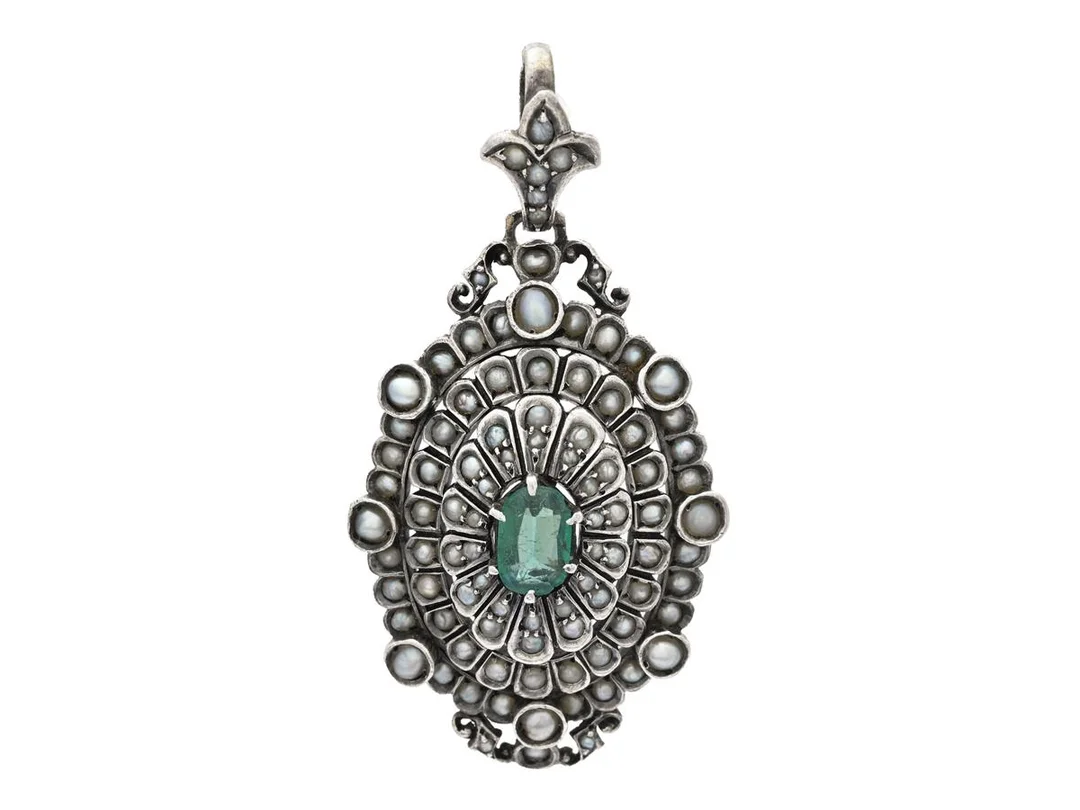 HÄNGE, silver, halvpärlor, ovalslipad turmalin, Wien Österrike-Ungern, omkring 1900-tal, höjd 55 mm, vikt 13,8 g, turmalin med slitage och skador. — Smycken/Hänge — Kaplans