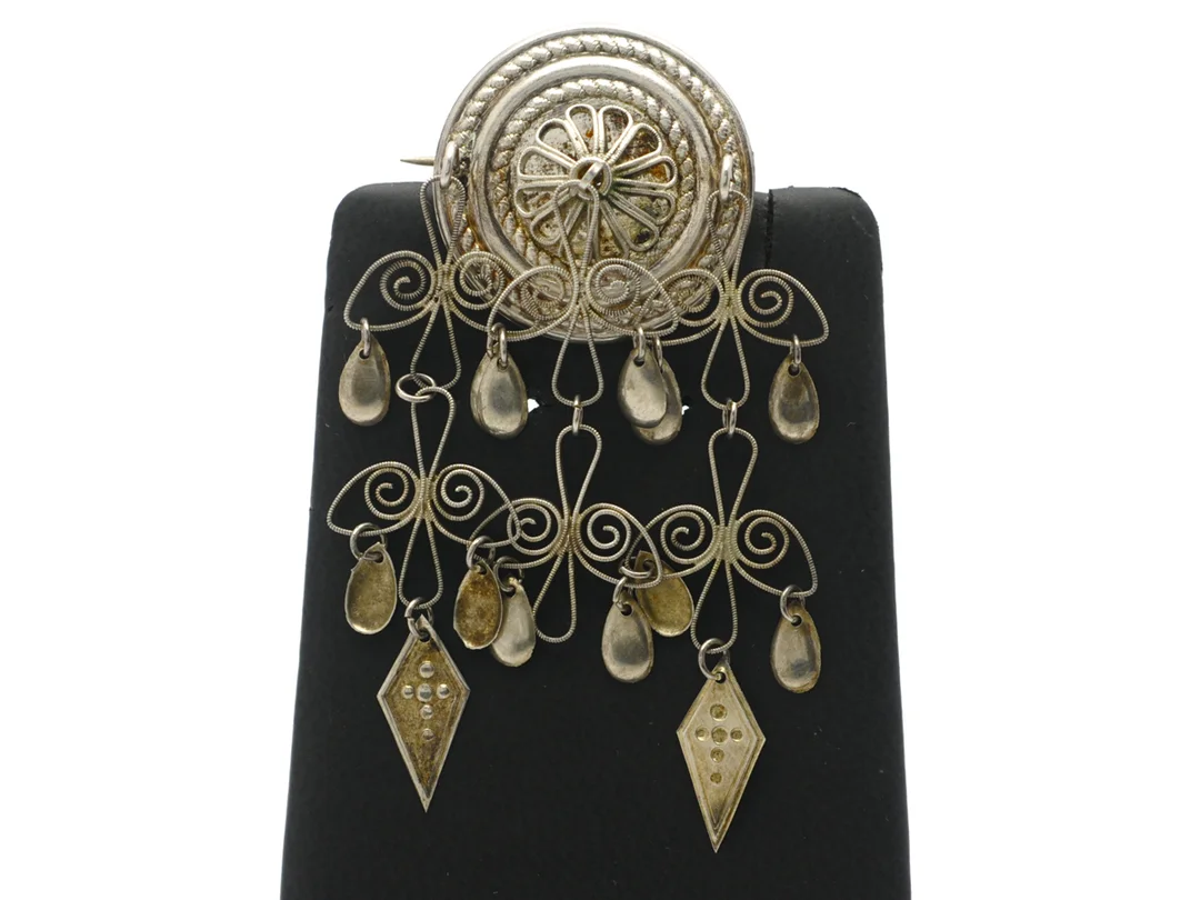 DRÄKTSMYCKE, brosch, silver, längd 7,5 cm, nål ej silver, vikt 7,2 g. — Smycken/Brosch — Kaplans