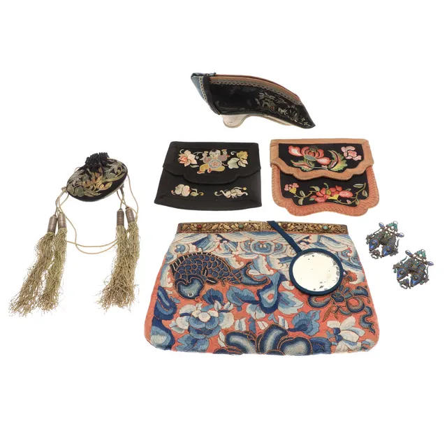 CHINESE SILK EMBROIDERED EVENING BAG & COLLECTABLES.