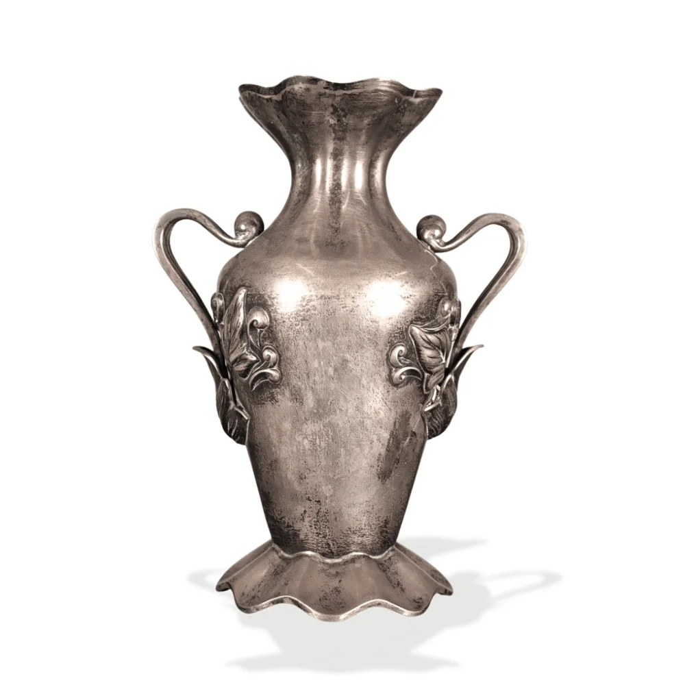 Jarrón de estilo novecentista en plata de la joyería Fuset. — Silver — Barcelona Auctions