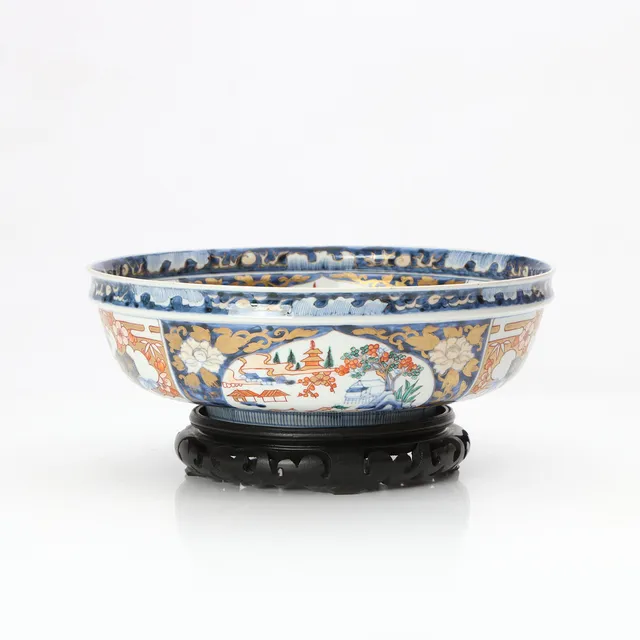 SKÅL PÅ TRÄSTÄLL. Porslin med Imari-dekor. Japan, 1900-tal.