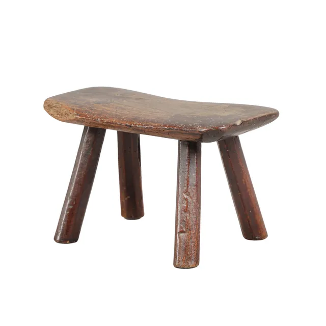 A SMALL 19TH CENTURY OAK MILKING STOOL.