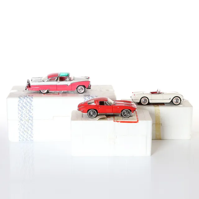 FRANKLIN MINT, MODELLBILAR, TRE ST. Två Corvetter samt Ford Crown Victoria.