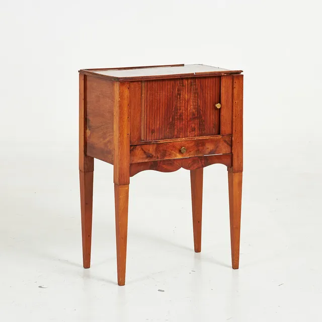 POTTSKÅP, sengustavianskt, omkring år 1800, fanerat med mahogny, skåp med jalusidörr, en låda.