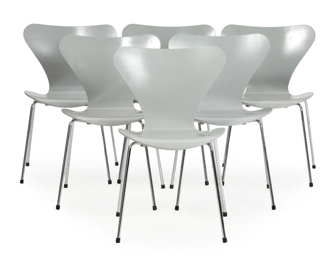 “Seven Chair”. A set of six chairs with grey lacquered plywood shells and chromed steel legs. Model 3107. Designed 1955. Manufactured and marked by Fritz Hansen, 1989. (6) — Modern Furniture — Bruun Rasmussen