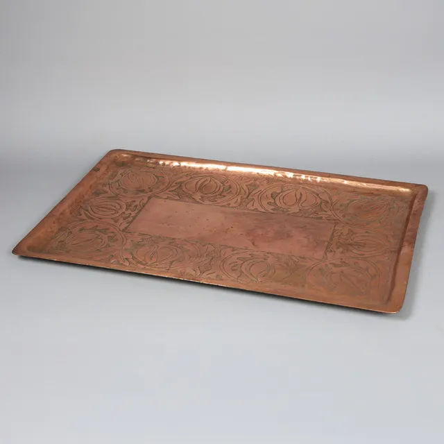 A LARGE ARTS AND CRAFTS COPPER TRAY.