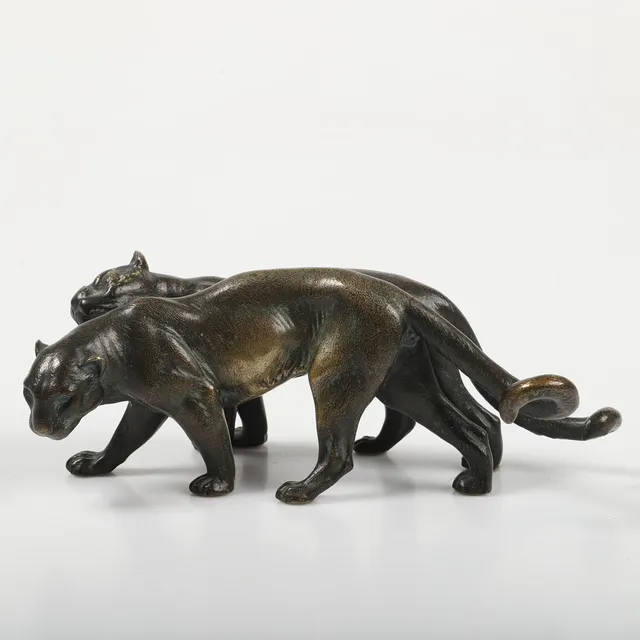 OIDENTIFIERAD KONSTNÄR. Skulptur, kattdjur, brons, otydliga stämplar.