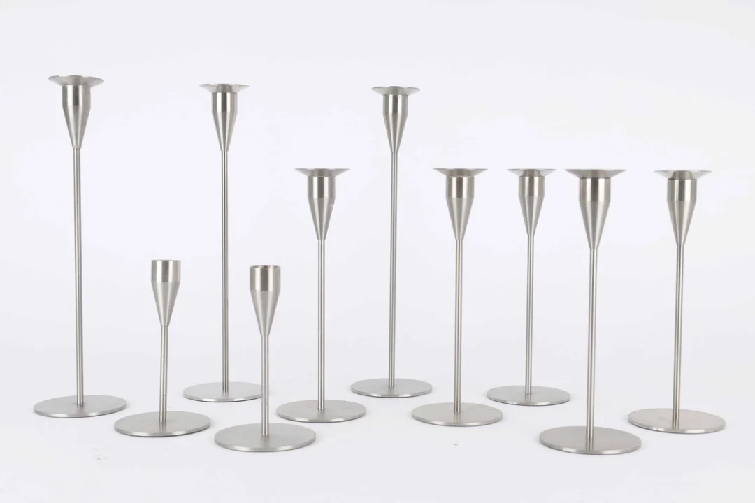 Piet Hein (1905-1996). 10 steel candlesticks (10+8) — Silver, bronze, copper and pewter/Bronze, copper, brass, pewter — Lauritz