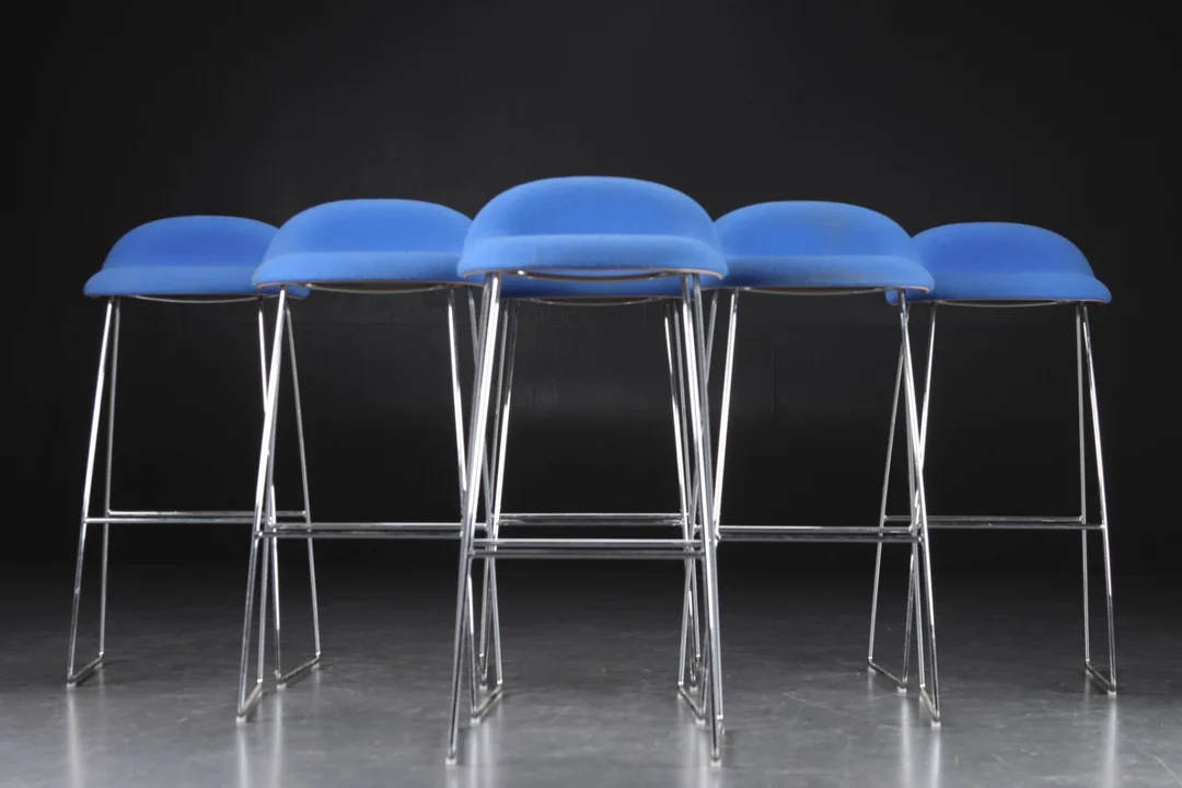 Komplot Design for Gubi. Sæt på seks barstole (6) — Furniture/Chairs — Lauritz