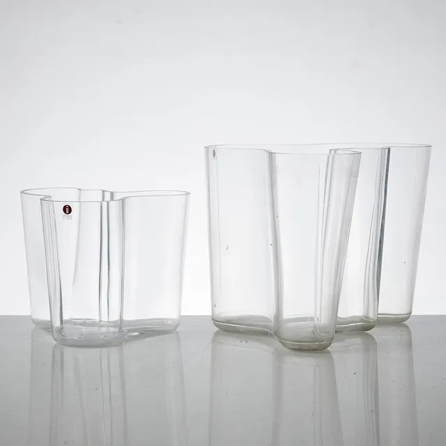 ALVAR AALTO. Vaser, 2 st, "Savoy", klarglas, Finland, etikettmärkta, Iitala.