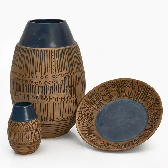 LISA LARSON (1931–2024). Vaser & skål, 3 delar, "Granada", Gustavsberg, 1960-tal, delvis glaserat stengods.