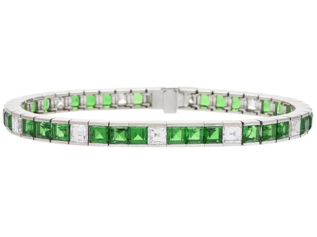 ARMBAND, 18K vitguld, 33 tsavoriter ca 14,00 ctv, 11 carréslipade diamanter ca 4,40 ctv, ca TW(F-G)/VVS-VS, längd 18 cm, vikt 29,6 g, en tsavorit skadad samt en tsavorit med nagg.