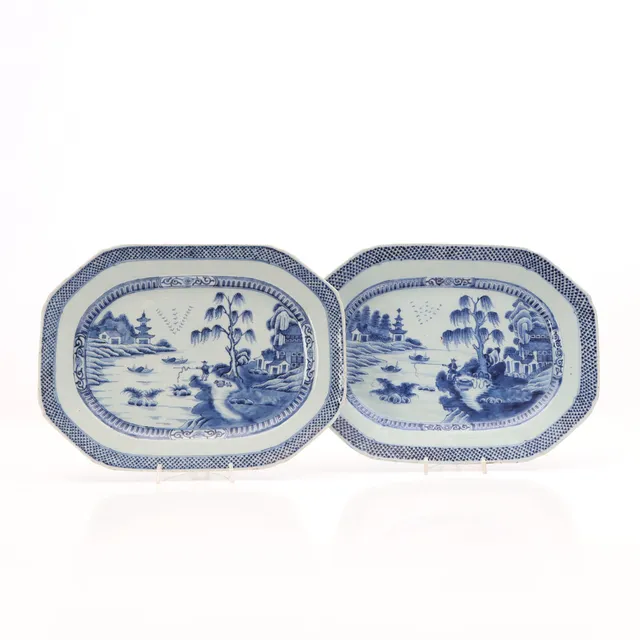 STEKFAT, ETT PAR. Porslin med blåvit dekor. Kina, 1800-tal.