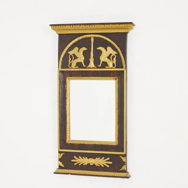 SPEGEL. Empirestil, stämplad 1828, förgylld träskuren dekor.