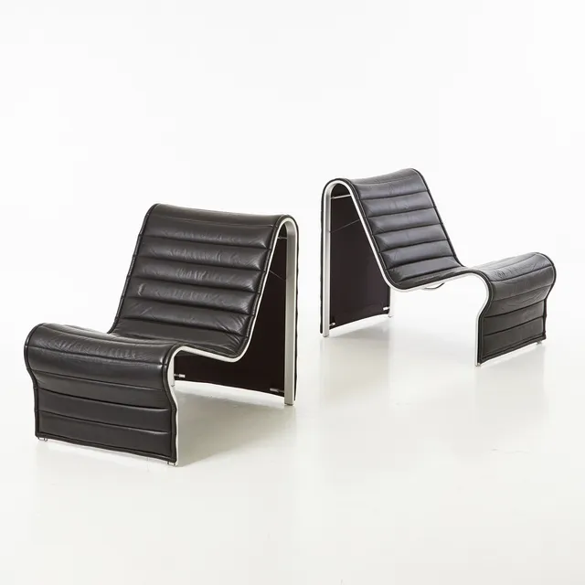 ERIC SIGFRID PERSSON (SVERIGE, 1906-1992). Vilfåtöljer, 1 par, "Flytande Design", Möbelkultur AB, stomme av aluminium, svart skinnklädsel.