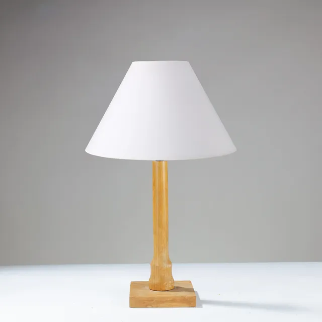 Bordlampe af massivt egetræ med slank stamme og kvadratisk fod, 20. århundrede.
