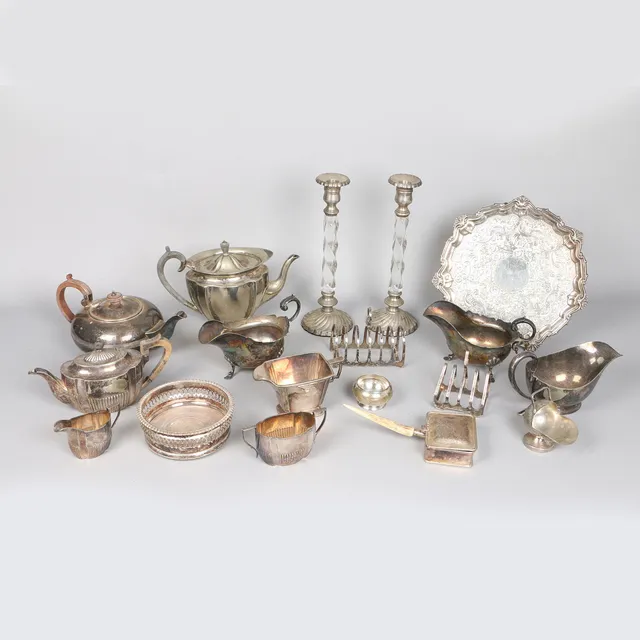 A LARGE COLLECTION OF SILVER PLATED WARES INCLUDING TEA SERVICE ETC (QTY).