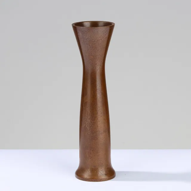 HASEGAWA YOSHIHISA: Japanese bronze vase with a slender profile and warm patina in brown shades, stamped and executed in his own workshop in Japan, 20th century.