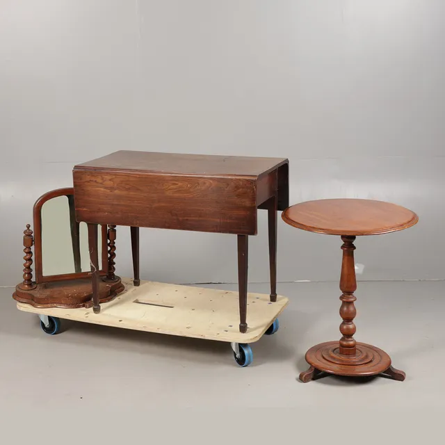 THREE ITEMS OF VICTORIAN FURNITURE (3).