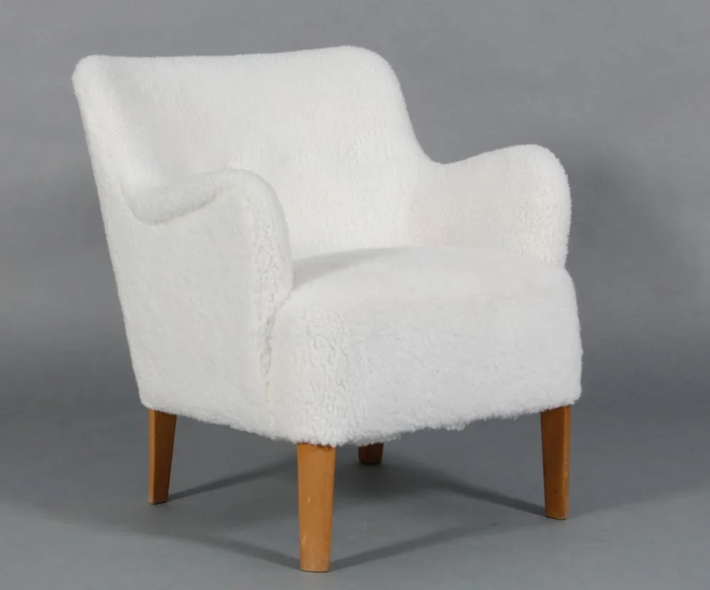 Peter Hvidt. lænestol overpolstrede med kunst lammeskind, — Furniture/Lounge chairs — Lauritz