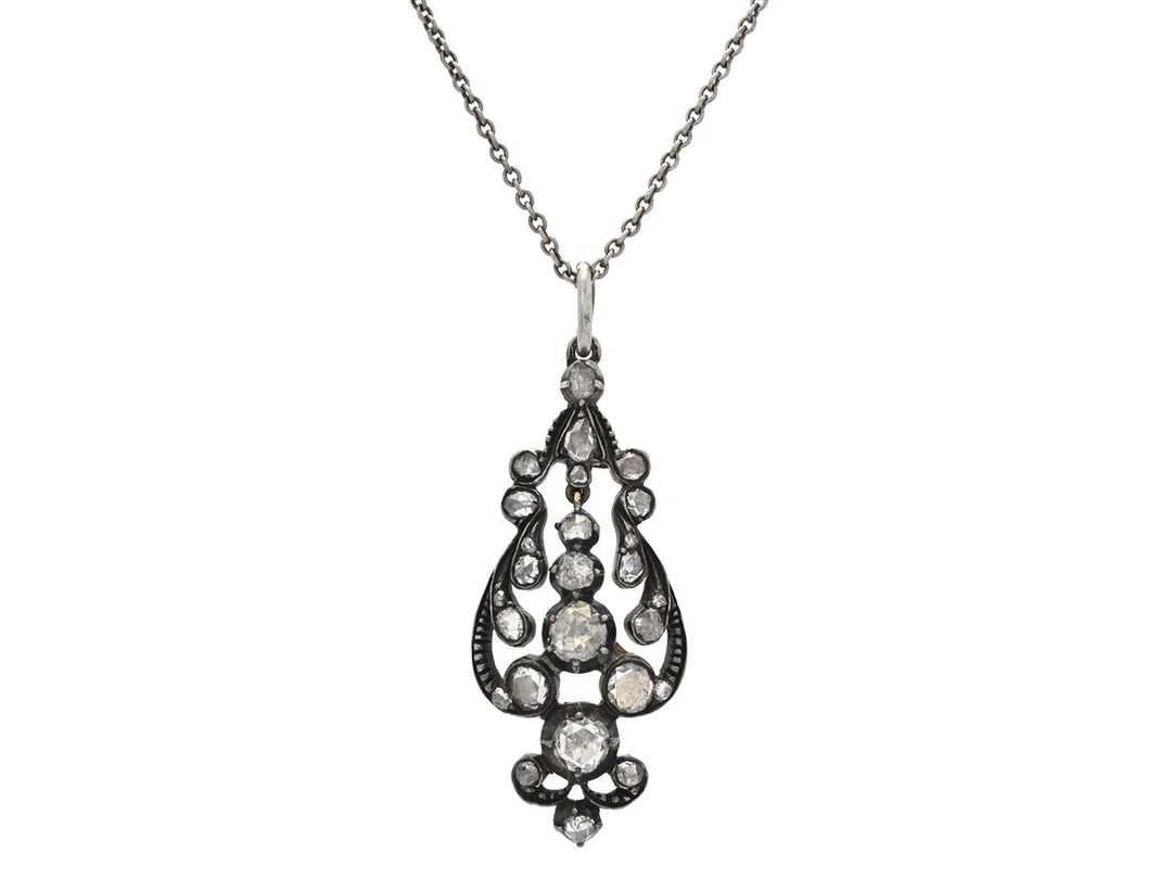 HÄNGE MED KEDJA, 14K guld/silver, 26 rosenslipade diamanter, höjd på hänget 4,4 cm, längd på kedjan 41 cm, vikt 5,4 g, 2 diamanter skadade, några diamanter med nagg. — Smycken/Hänge med kedja — Kaplans