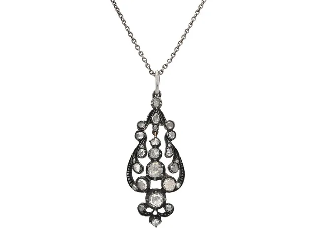 HÄNGE MED KEDJA, 14K guld/silver, 26 rosenslipade diamanter, höjd på hänget 4,4 cm, längd på kedjan 41 cm, vikt 5,4 g, 2 diamanter skadade, några diamanter med nagg.