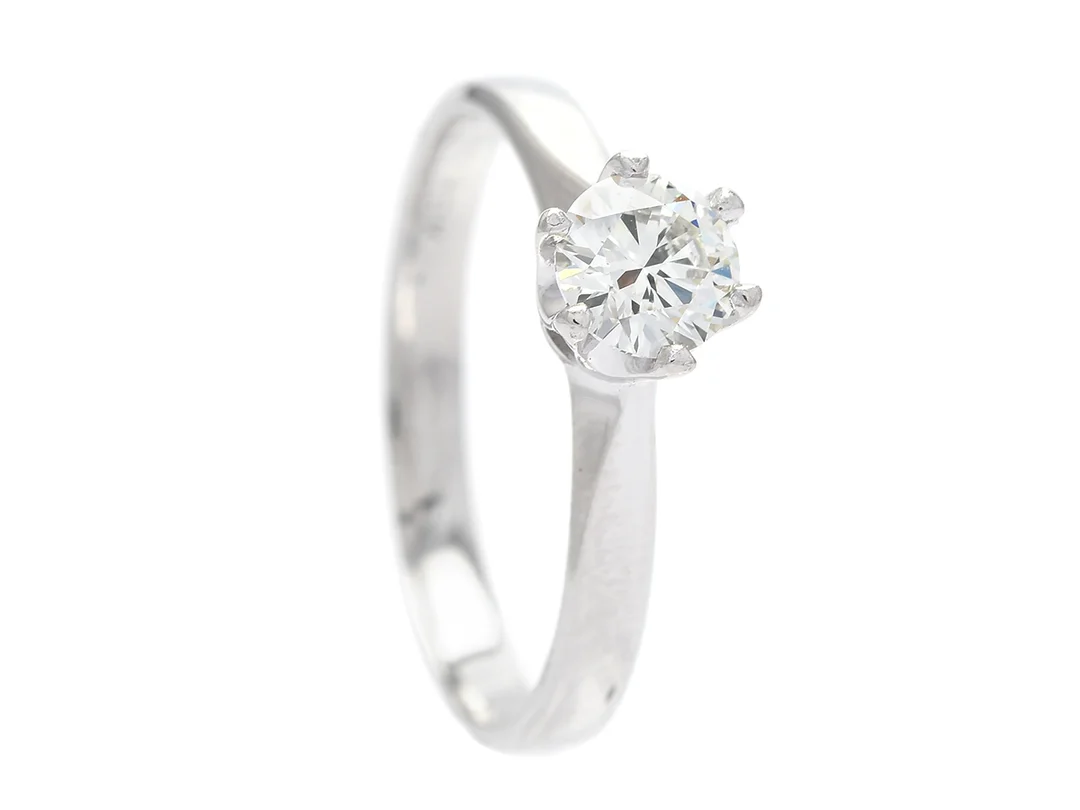 ENSTENSRING, 18K vitguld, briljantslipad diamant 0,50 ct W(H)/VS 2, IGI certifikat 108447766, Schalins, stl 16,75 mm, vikt 3,1 g. — Smycken/Enstensring — Kaplans