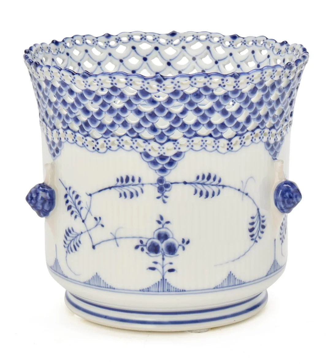 Wine cooler of porcelain decorated in underglaze blue, “Musselmalet helblonde” pattern. 1047. Royal Copenhagen, 1898–1923. H. 16 cm. Diam. 17 cm. — Porcelain — Bruun Rasmussen
