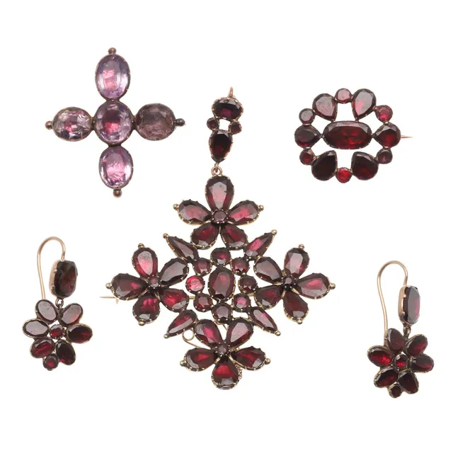 GEORGIAN GARNET AND GOLD JEWELLERY.