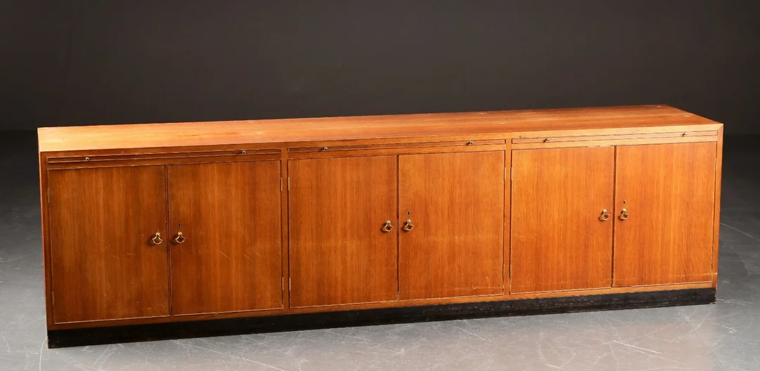 Frits Henningsen. Lav skænk af egetræ, 1900-tallets midte — Furniture/Cabinets, chests of drawers — Lauritz