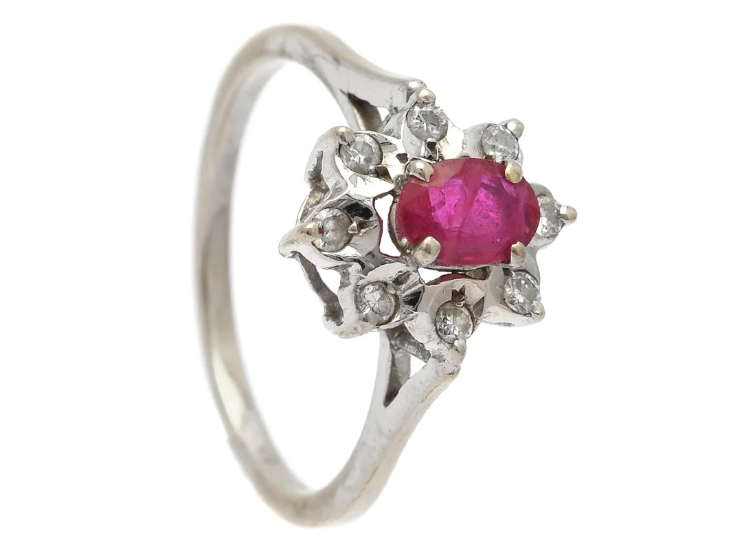 CARMOSÉRING, 18K vitguld, ovalslipad rubin, 8 diamanter ca 0,16 ctv, stl 17,5 mm, vikt 3,2 g. — Smycken/Carmoséring — Kaplans