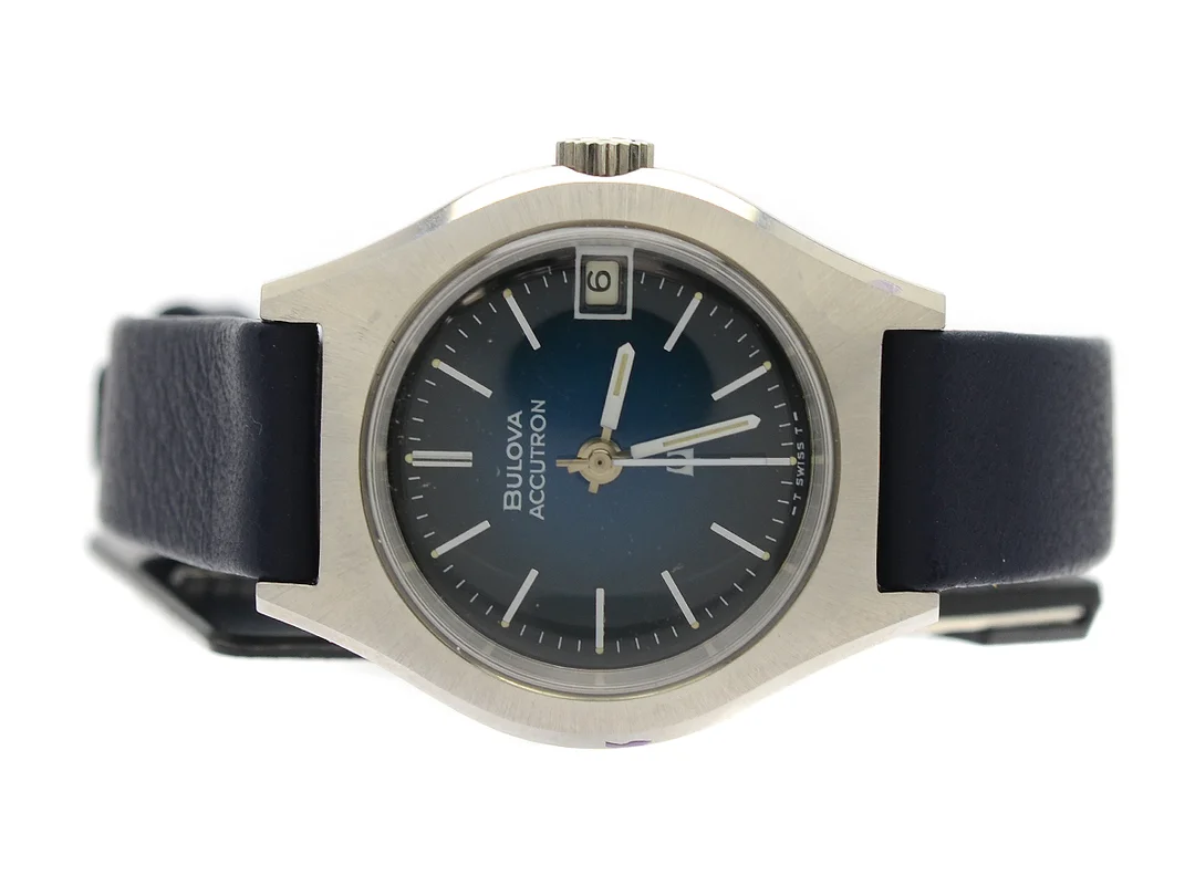 BULOVA, Accutron, Cal 2302, Serie nr. 2-707253, Ref nr. 382.01.12, Boett nr. 7457, damur, 26,5 mm, stål, stämgaffel, plexiglas, datum, skadad urtavla, defekt, läderband, originalspänne, hängetikett, ca 1971, box, ytterkartong. — Klockor/Bulova — Kaplans