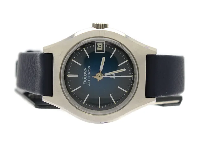 BULOVA, Accutron, Cal 2302, Serie nr. 2-707253, Ref nr. 382.01.12, Boett nr. 7457, damur, 26,5 mm, stål, stämgaffel, plexiglas, datum, skadad urtavla, defekt, läderband, originalspänne, hängetikett, ca 1971, box, ytterkartong.
