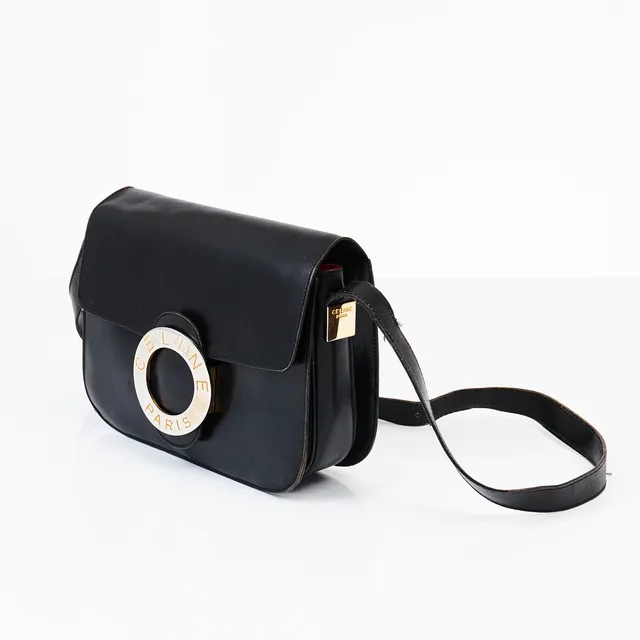 CELINE, axelbandsväska, svart slätt skinn, cirkelformat metallspänne framtill märkt CELINE PARIS, invändigt med rött skinn samt 6 fack varav ett med dragkedja, märkt CELINE, MADE IN ITALY, 1970-tal.