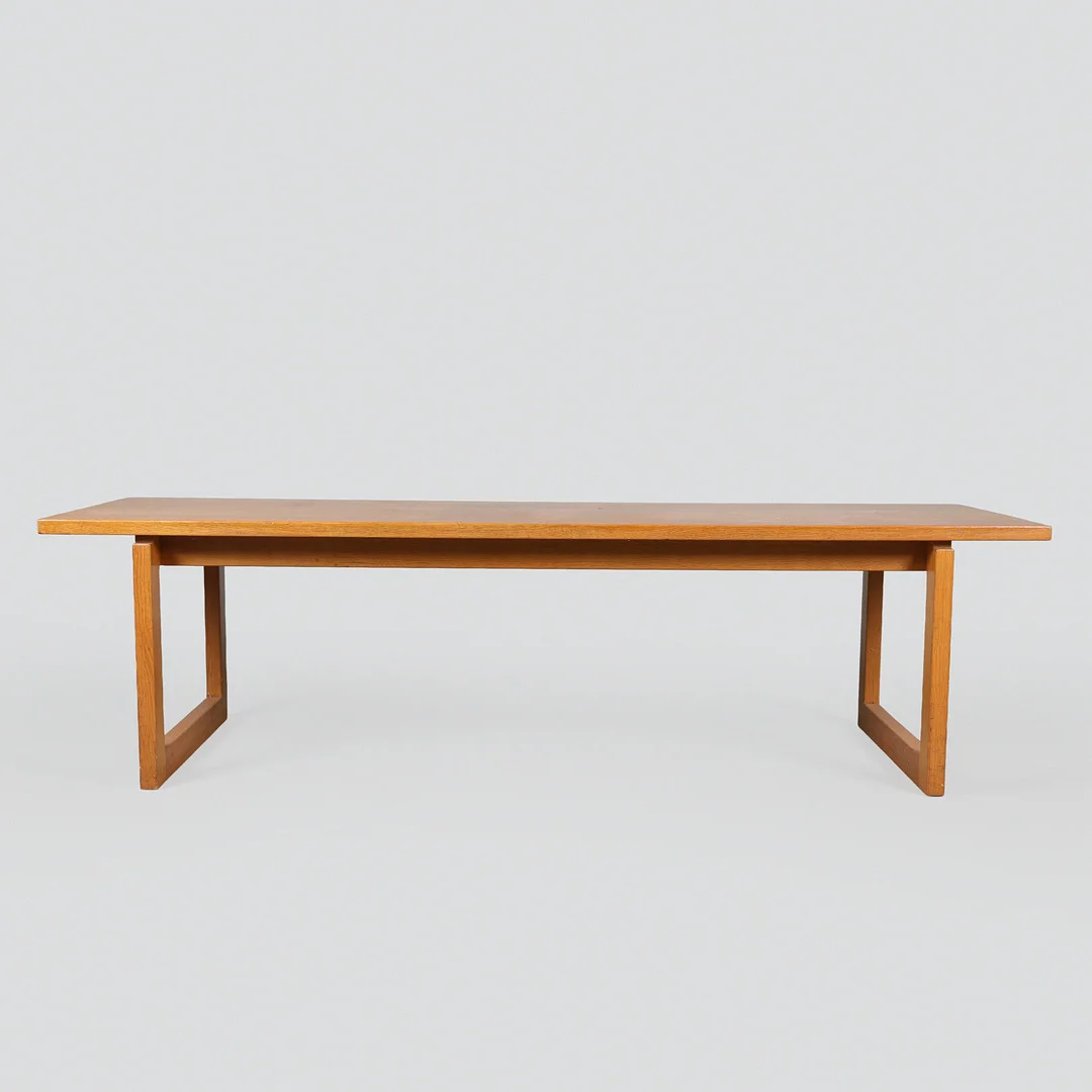 Dansk design, sofabord af massivt lakeret egetræ 1970'erne. — Coffee Tables — Bidstrup Auktioner