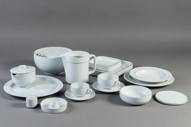 Grethe Meyer for Royal Copenhagen/Aluminia. 'Blåkant' service.(123)