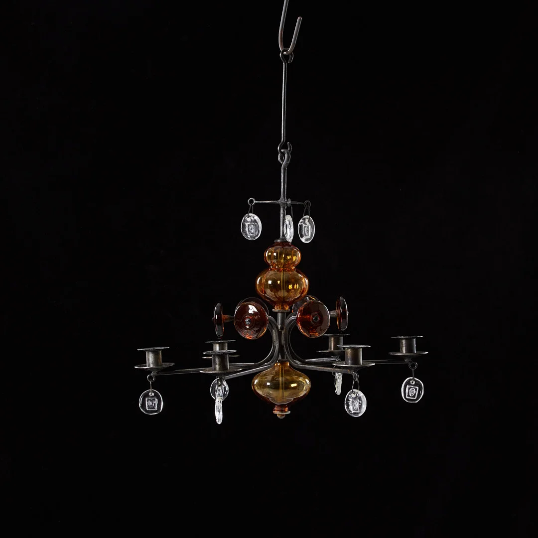 ERIK HÖGLUND, ljuskrona, Boda smide, 6-armad, smide och dekordelar i glas. — Chandeliers — Stockholms Auktionsverk Magasin 5