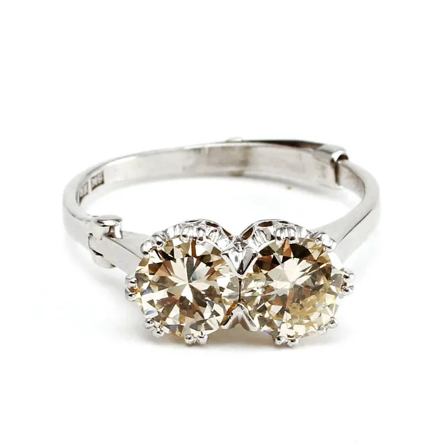 RING, 18k vitguld med 2 briljantslipade diamanter, ca 1,09 ct vardera, Trege Guldsmedsaktiebolaget, Göteborg 1962.