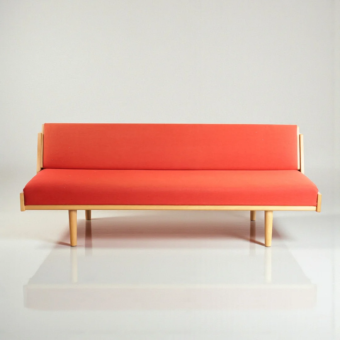 HANS J WEGNER. Sofa / daybed med stel af eg med opklappeligt ryglæn, betrukket med originalt uld. Formgivet i 1954. Fremstillet og mærket hos Getama, model 'GE-258'. — Sofas & Seatings — Woxholt Auktioner