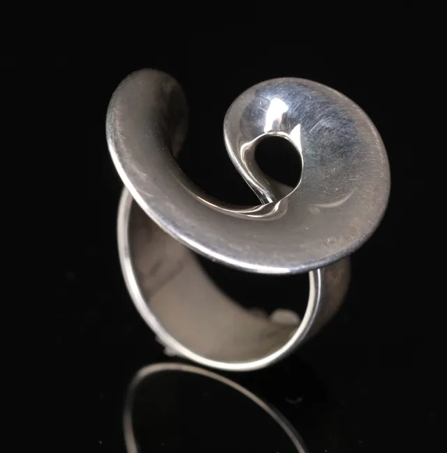 Vivianna Torun Bülow-Hübe for Georg Jensen 'Möbius' af sterlingsølv