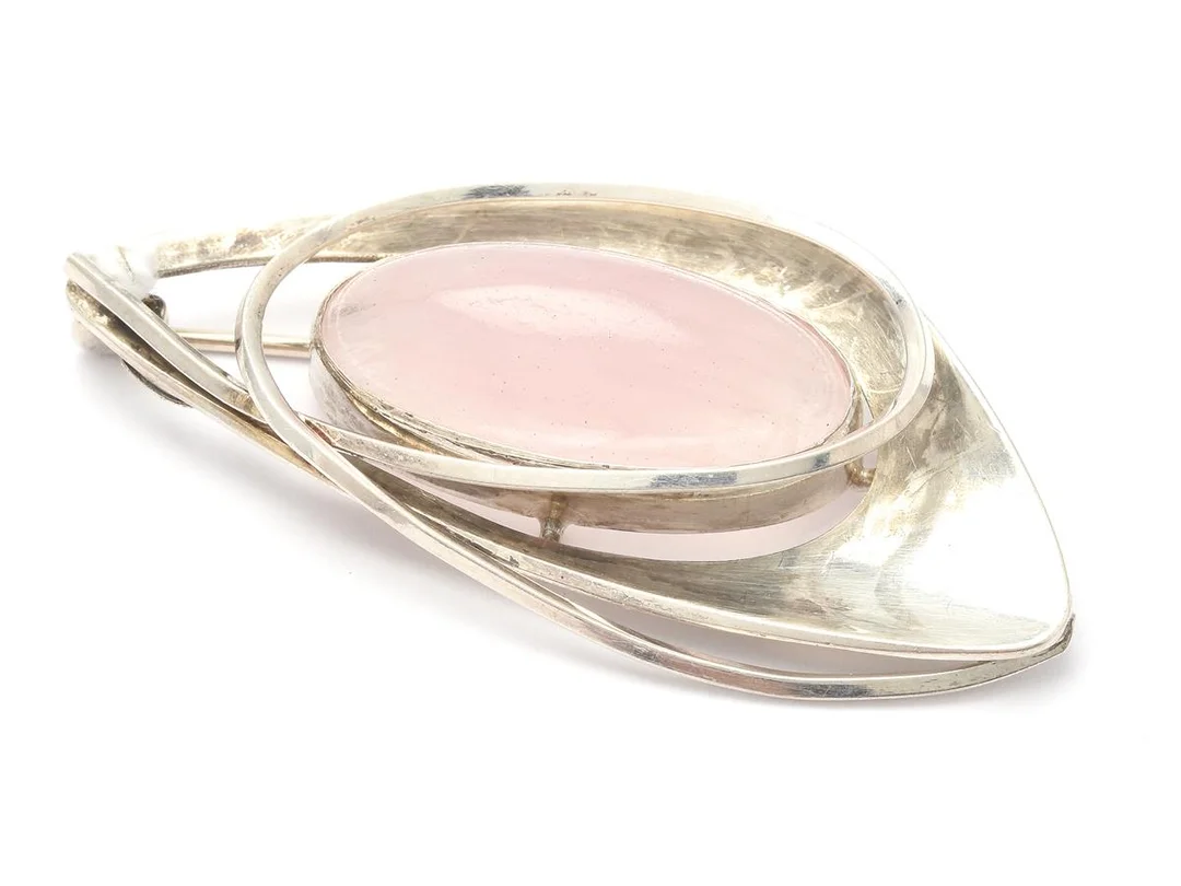 Brosch S925 8,2g med rosa sten höjd:4,8cm bredd:25mm — Smycken/Brosch — Kaplans