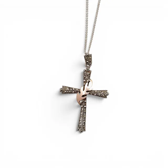 Silver and marcasites pendant cross.