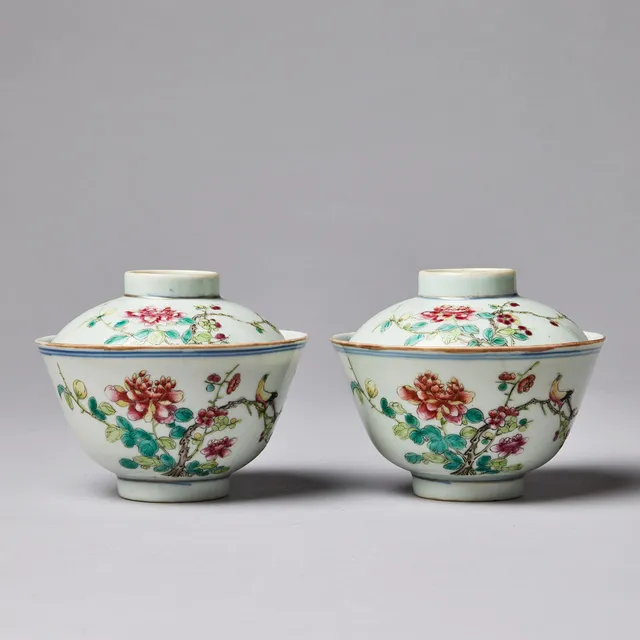 A PAIR OF FAMILLE ROSE BOWLS AND COVERS.