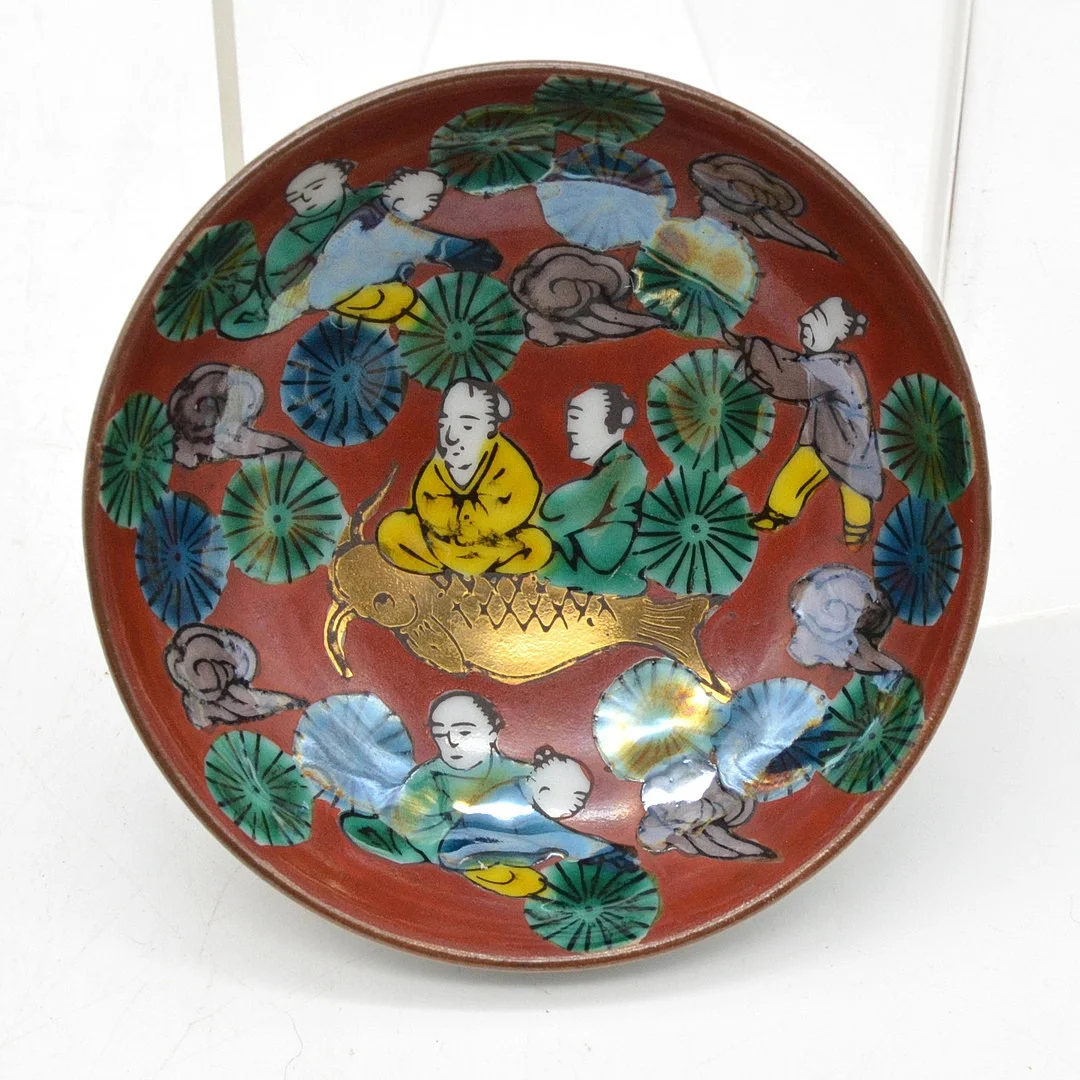 KLEINE SAKE SCHALE, GELEHRTE AUF GOLDENEM KOI, IRRISIERENDE GLANZ, KUTANI-WARE, JAPAN, 20. JAHRHUNDERT. — Ceramics & Porcelain — Kunst- und Auktionshaus Kleinhenz