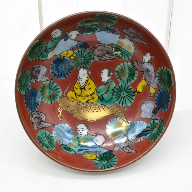 KLEINE SAKE SCHALE, GELEHRTE AUF GOLDENEM KOI, IRRISIERENDE GLANZ, KUTANI-WARE, JAPAN, 20. JAHRHUNDERT.