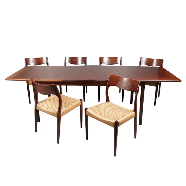 A MID 20TH CENTURY CHERRYWOOD EXTENDING DINING TABLE AND A SET OF SIX CHAIRS (7).