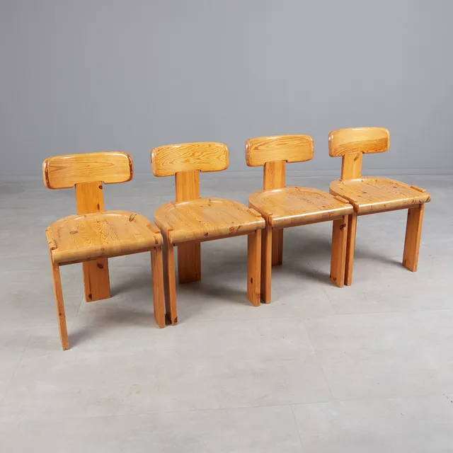 ANTTI NURMESNIEMI. Vier Stühle / Esszimmerstühle, Pinie, 1970er Jahre, Finnland (4).