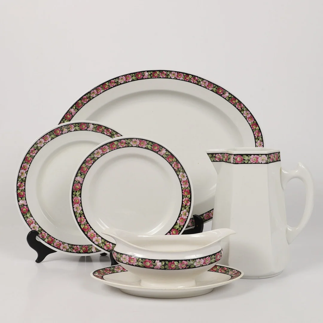 MATSERVIS, 81 delar, porslin med blomsterdekor, Rörstrand. — Tableware — Helsingborgs Auktionskammare